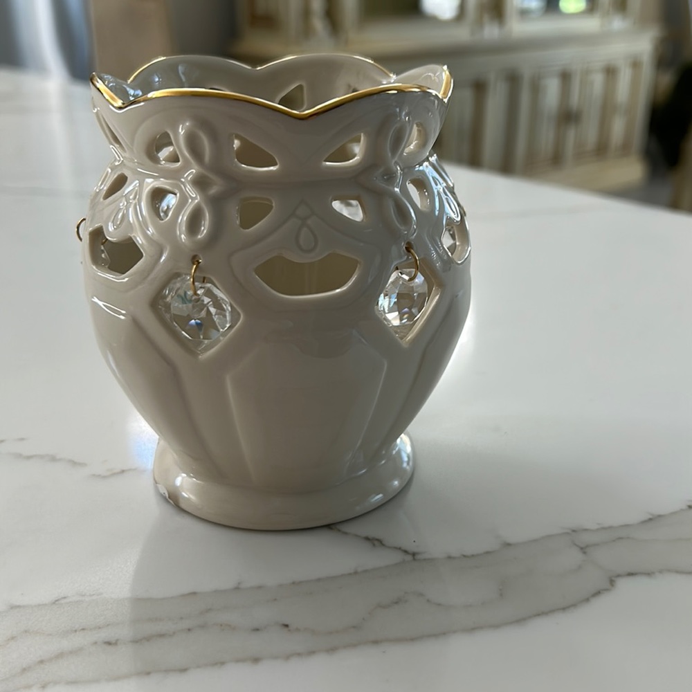 Lenox Garden Lights Ruffled Votive with clear rhinestone. Tea light included.